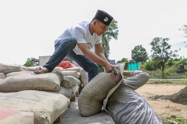 Pendistribusian material bangunan untuk pembangunan Pondok Pesantren Sultan Mahmud Badaruddin. (ist/rmolsumsel.id)