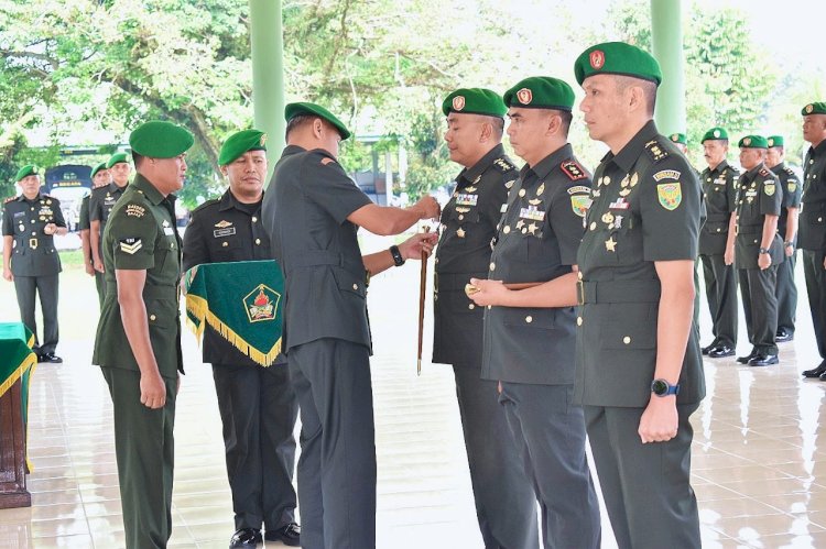  Komandan Rindam II/Swj (Danrindam) Kolonel Inf Nugroho Imam Santoso saat memimpin sertijab tiga perwira ddi Gedung Pendopo Secata  Rindam II/Swj, Kamis  (12/1). (ist/rmolsumsel.id)