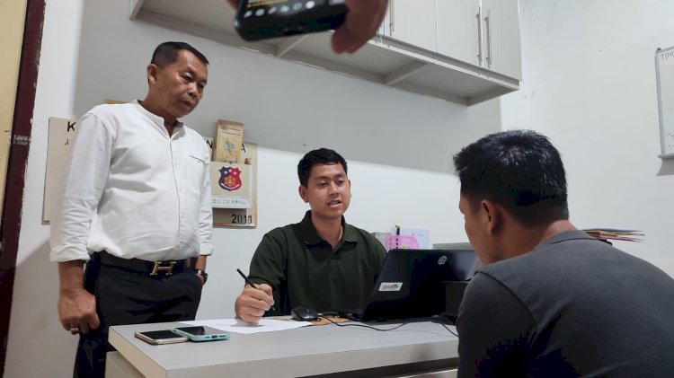 Oknum Guru Tidak Tetap (GTT) yang juga konten kreator berinisial DS saat menjalani pemeriksaan di ruang Unit PPA Satreskrim Polres Muba lantaran merudapaksa muridnya sendiri berkali-kali/ist.