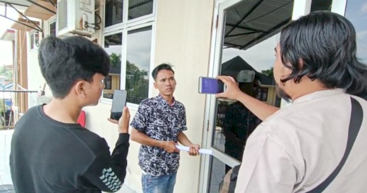 Korban penipuan, Reza Jamanaya (25) saat diwawancarai awak media di gedung SPKT Polresta Palembang, Jumat (13/1/2023) (Repro - Adam Rachman/Rmolsumsel.id)