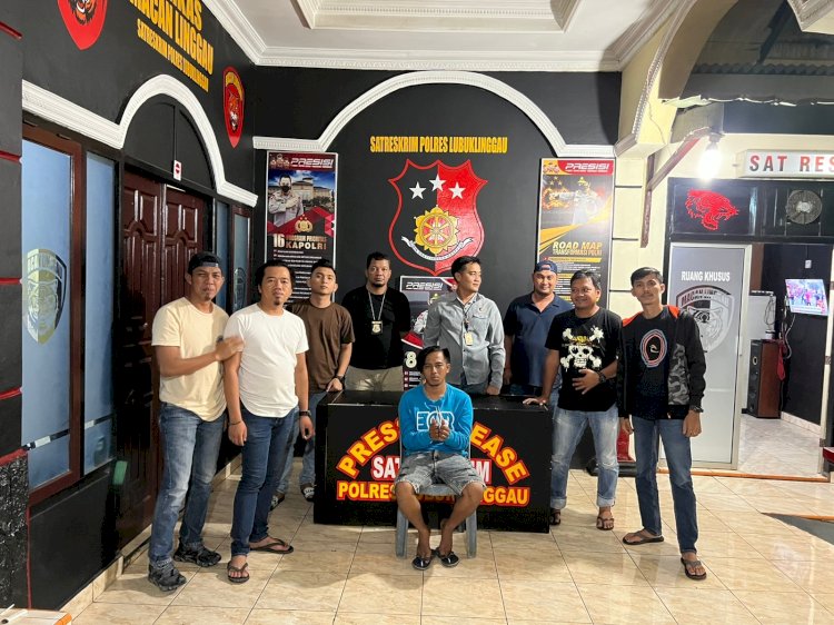 Pelaku saat diamankan pihak kepolisian. (Ist/Rmolsumsel.id). 