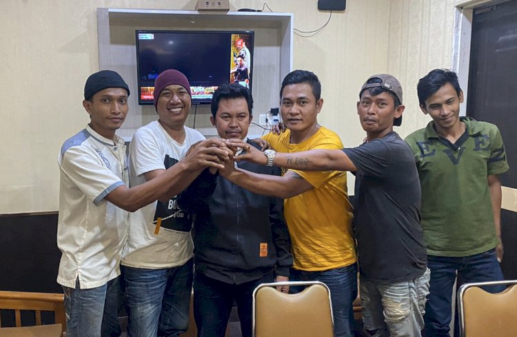 Korban percobaan pengeroyokan, Ivan (ketiga kiri) saat berfoto bersama sejumlah pelaku percobaan pengeroyokan di GedungPolresta Palembang/Foto: Adam