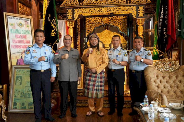 Kakanwil Dr. Ilham Djaya menyambangi Sultan Iskandar Mahmud Badaruddin bertempat Kesultanan Palembang Darussalam/ist