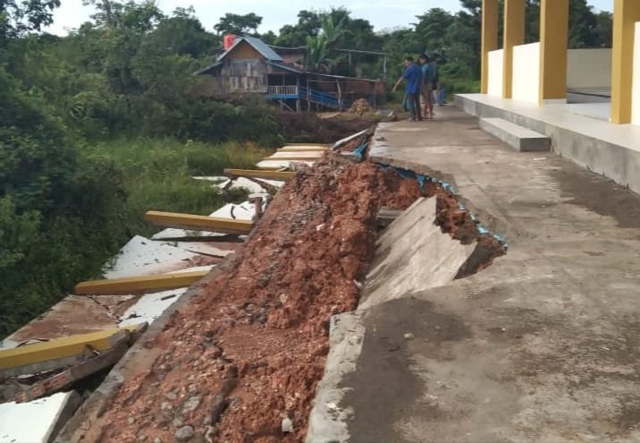 Tembok Pasar Randik Sekayu yang baru selesai dibangun tiba-tiba ambruk/ist.