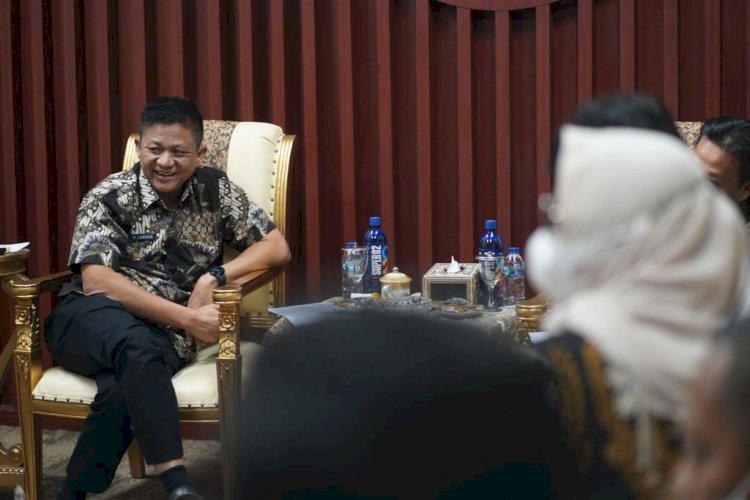  Audensi antara pimpinan Perum Bulog Kantor Cabang OKU Timur,Julkhaidar Rimadhon dengan Bupati OKU Timur, Lanosin, Kamis (12/1). (Dok. Pemkab OKU TImur)