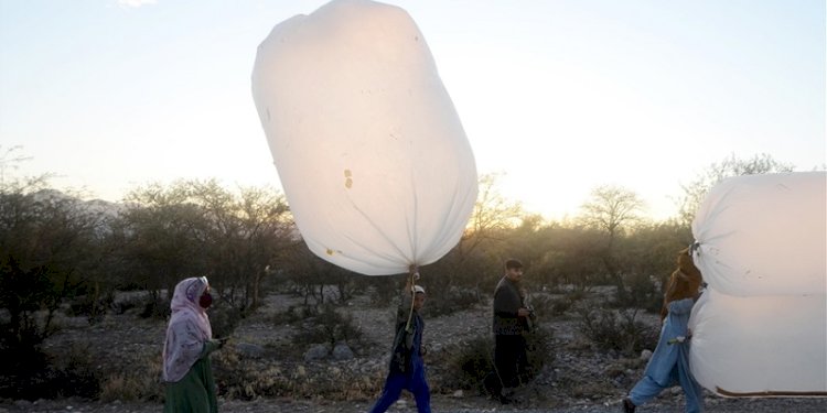 Kantong plastik berisi gas alam yang diambil warga Distrik Karak, Provinsi Khyber Pakhtunkhwa, Pakistan/Net