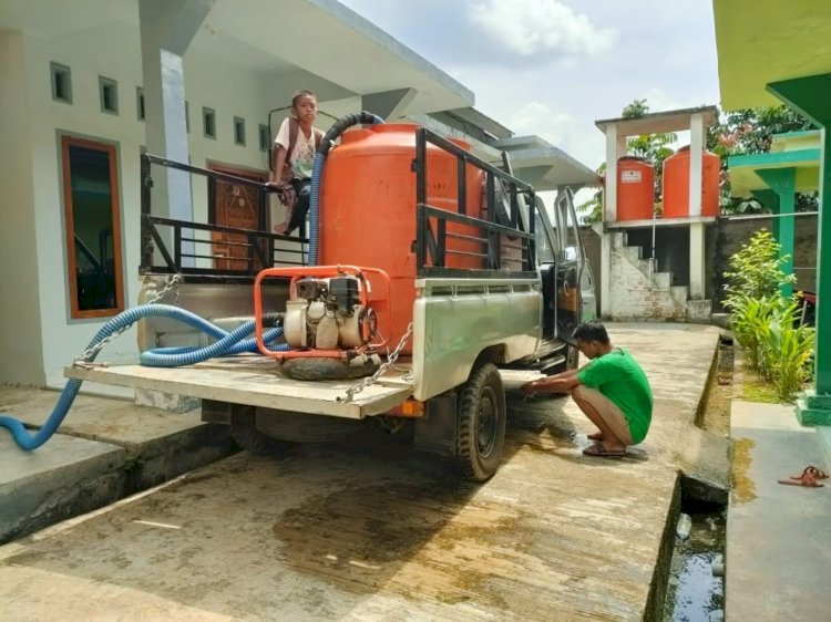 Warga Kelurahan Handayani Mulya Kecamatan Talang Ubi Kabupaten PALI rela membeli air bersih lantaran PDAM tak pernah mengalir. (ist/rmolsumsel.id)