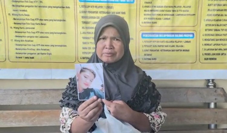 Nur Isnaini (42) saat membuat laporan anaknya yang hilang di SPKT Polresta Palembang/Foto:AdamRachman