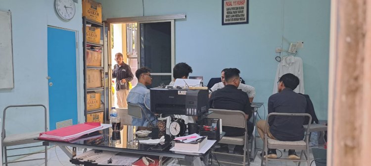 Tiga tersangka pelaku pengeroyokan mahasiswa UIN Palembang, saat menjalani pemeriksaan di Polda Sumatera Selatan, Selasa (17/1).  Usai delapan jam menjalani pemeriksaan, ketiganya pun tak dilakukan penahanan. (Fauzi/RmolSumsel.id)