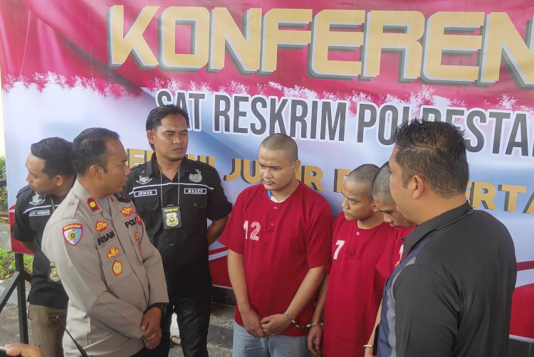 Kasat Reskrim Polresta Palembang, AKBP Haris Dinzah (Kanan) saat menanyakan motif tawuran di Jalan Demang Lebar Daun, Minggu (15/1) kepada tersangka yang menewaskan satu remaja tersebut, Selasa (17/1/2023). (AdamRachman/Rmolsumsel.id). 