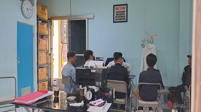 Mahasiswa UIN yang ditetapkan sebagai tersangka kasus penganiayaan saat menjalani pemeriksaan di Polda Sumatera Selatan.(Fauzi/RmolSumsel.id)