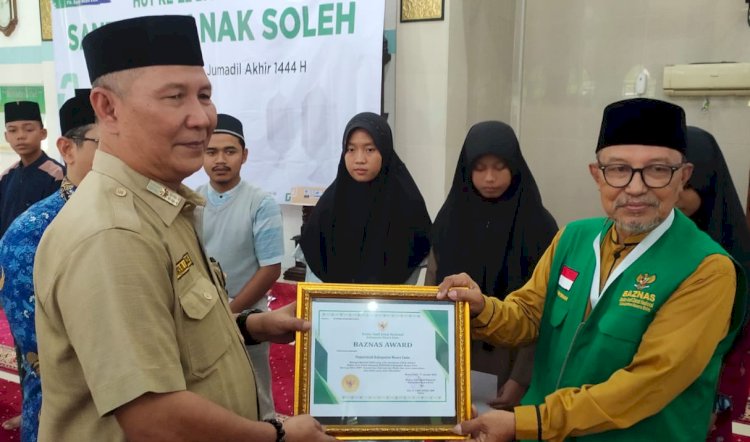 Staf Ahli Kemasyarakat dan SDM, Amrullah Jamaludin serahkan bantuan secara simbolis kepada 110 Santri Soleh dari 8 Ponpes dan 3 MIN di Kabupaten  Muara Enim/ist