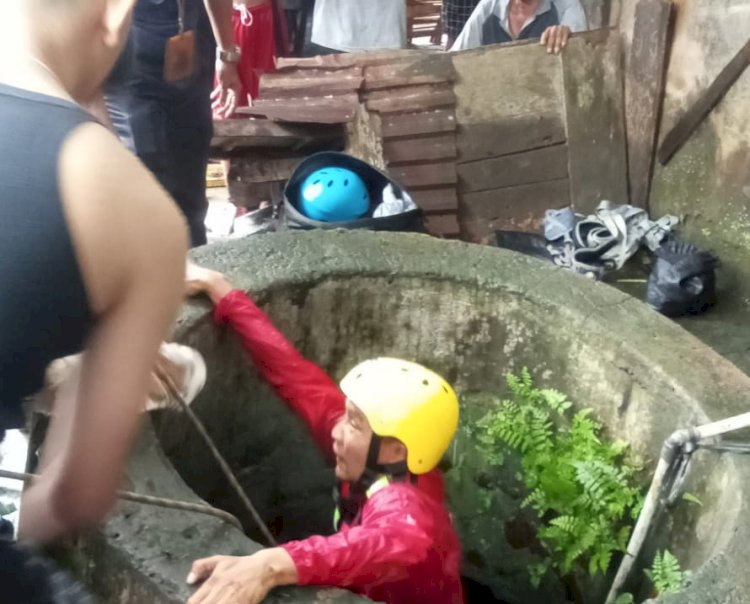 Petugas Damkar Lubuklinggau saat melakukan proses evakuasi korban tenggela di dalam sumur/ist