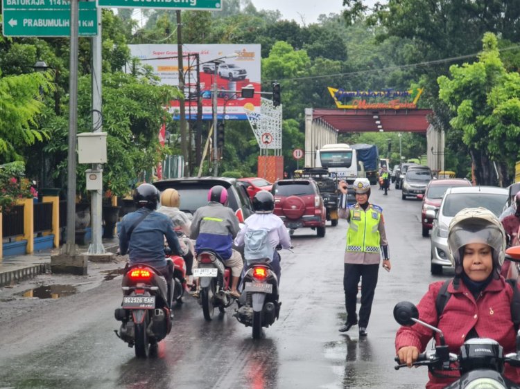 Satlantas Polres Muara Enim gelar Gatur Lalin di sepanjang jalan SMB II dan jembatan Enim II Muara Enim (Ist/RmolSumsel.id).