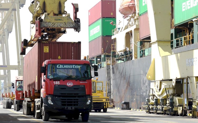 Aktivitas terminal peti kemas. (net/rmolsumsel)