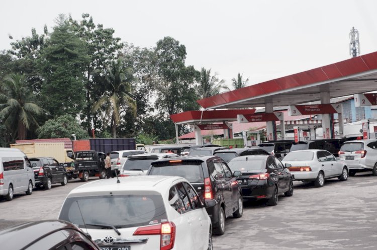 Antrian panjang di SPBU Demang Lebar Daun Palembang beberapa waktu lalu/RMOL