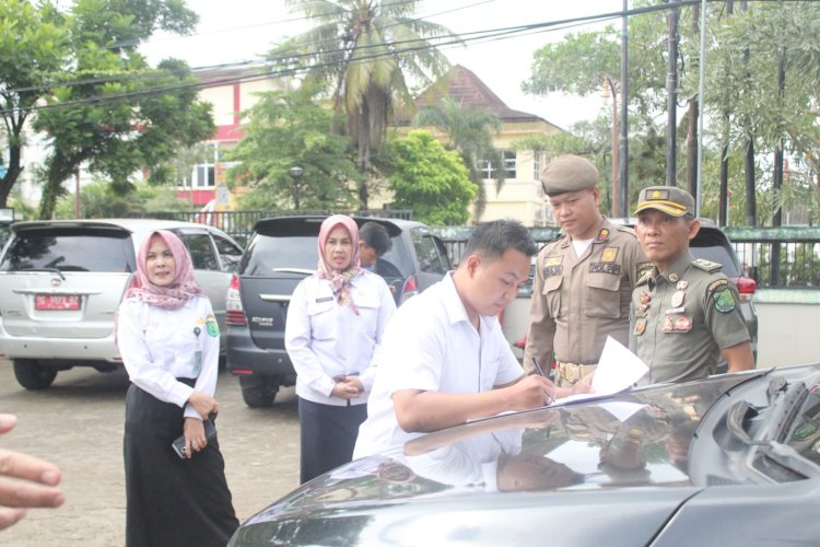Anggota Sat Pol PP Muba melakukan pengecekan kendaraan dinas Terkait pemasangan logo Pemkab Muba/ist.