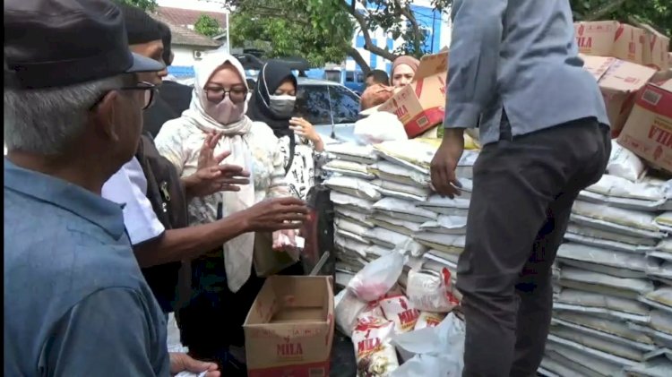 Warga tampak antusias beli sembako murah yang dijual Bulog OKU.  (Amizon/RmolSumsel.id)
