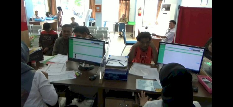 Suasana perekaman KTP Digital di Disdukcapil OKU   