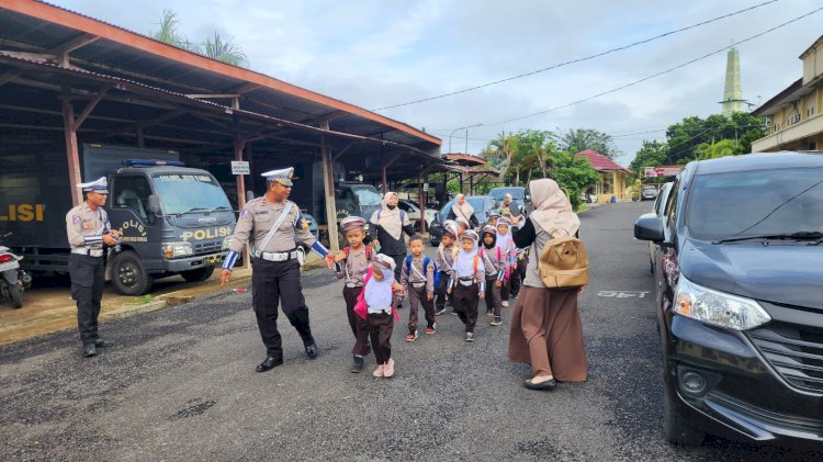 Sejumlah anak-anak Taman Kanak-kanak (TK) Nur AL Faeyza mengunjungi Polres Musi Rawas/ist
