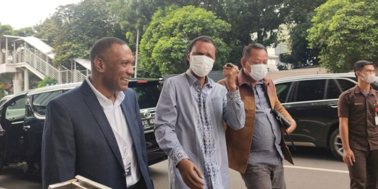 Tenaga Ahli PD Pasar Jaya, Rosario De Marshall alias Hercules mengepalkan tangan kiri ke arah wartawan di Gedung KPK RI/RMOL