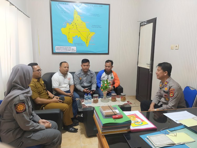 Suasana pertemuan antara kelima anggota PPK Talang Ubi dengan Kapolsek Talang Ubi/ist.
