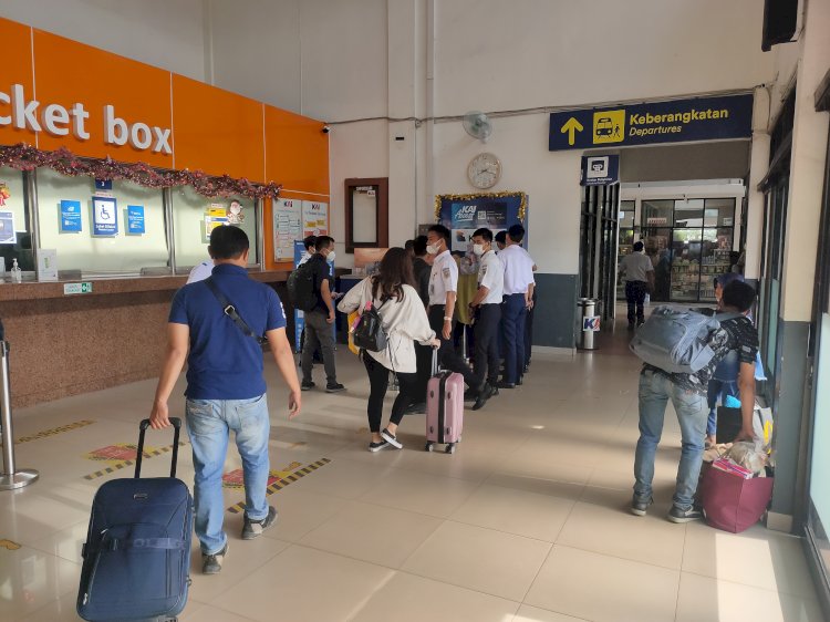 Suasana keberangkatan penumpang di Stasiun Kertapati Palembang. (eko prasetyo/rmolsumsel.id)