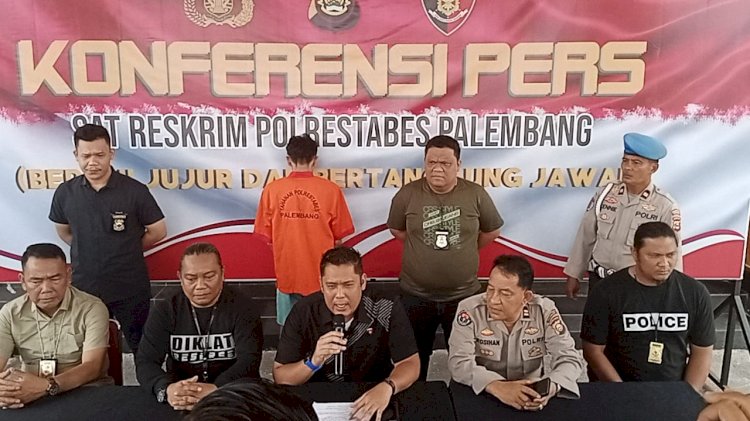 Kasat Reskrim Polresta Palembang, AKBP Haris Dinzah (tengah) saat memperlihatkan tersangka pembacokan di hadapan awak media, Jumat (20/1/2023).(Handout/Rmolsumsel.id)