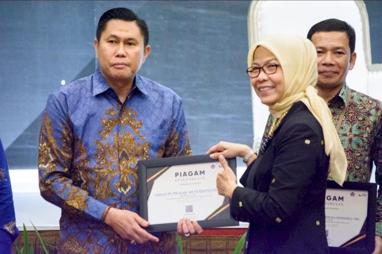 Plt Kadis PUPR Muba Mirwan Susanto menerima penghargaan dari DJP SumselBabel/ist.