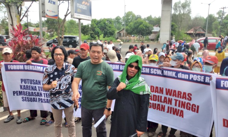 Gabungan Koalisi LSM melakukan demonstrasi di depan Kejati Sumsel/ist