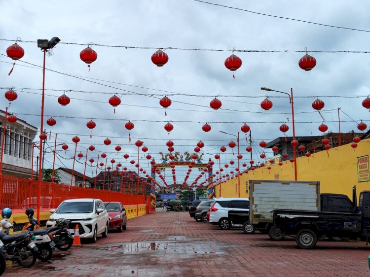 Pemasangan lampion di keleteng g Chandra Nadi Soei Goet Kiong atau Dewi Kwan Im yang berada di Jalan Benteng 9/10 Ulu, Kecamatan Seberang Ulu 1 Palembang, Sumatera Selatan. (dok. RmolSumsel.id)