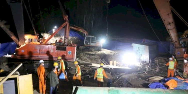 Evakuasi jenazah bocah yang terjebak di lubang tiang beton di konstruksi jembatan Rọc Sen/Net