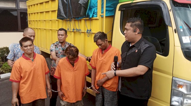Ketiga pelaku pencurian mobil truk dihadirkan di Mapolresta Palembang/ist