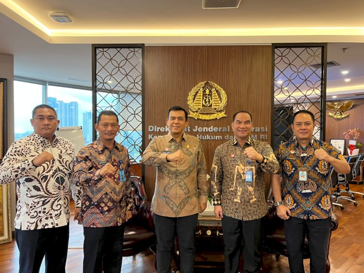 Kakanwil Kemenkumham Sumsel, Dr. Ilham Djaya bersama Kepala Divisi Keimigrasian, Herdaus menemui Direktur Jenderal Imigrasi, Silmy Karim, dan Direktur Lalu Lintas Keimigrasian, Amran Aris, bertempat di Direktorat Jenderal Imigrasi Jl. H. R. Rasuna Said Kav.X-6 Kuningan Jakarta Selatan. (dok.KemenkumHAM)
