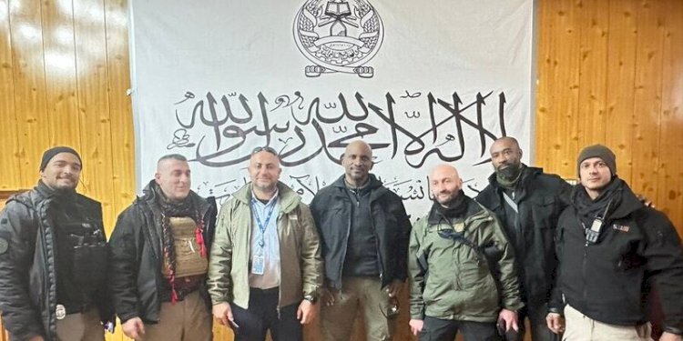 Foto yang menunjukkan personel PBB berfoto dengan bendera Taliban pada Kamis, 19 Januari 2023/Net