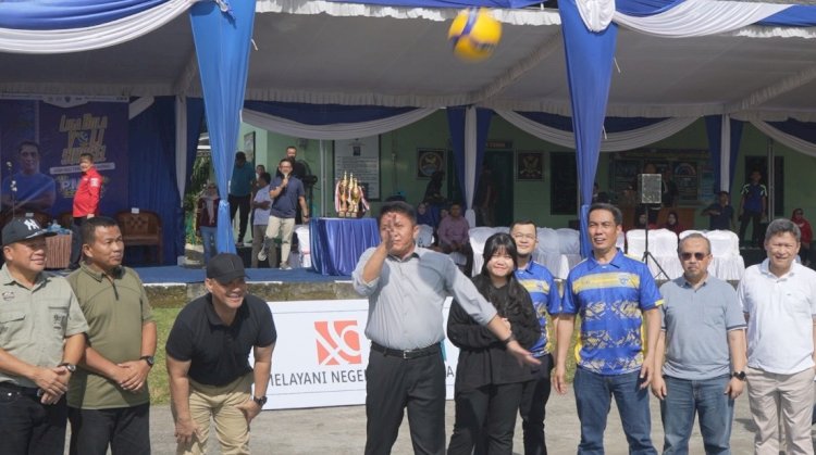 Gubernur Sumsel Herman Deru membuka turnamen voli dengan melakukan servis pertama/ist