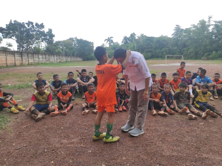 Pengalungan medali kepada Anggota DPRD Sumsel, Massagus Syaiful Padli oleh salah seorang pemain klub SAS/ist