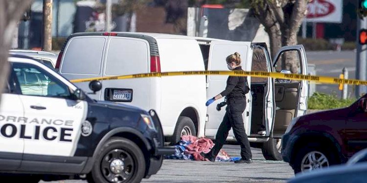 Polisi California melakukan olah TKP di lokasi penembakan saat malam Imlek. (ist/net)