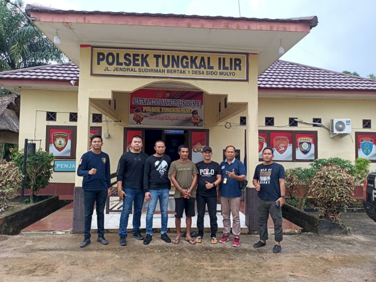 Pelaku saat diamankan pihak kepolisian. (Ist/Rmolsumsel.id). 