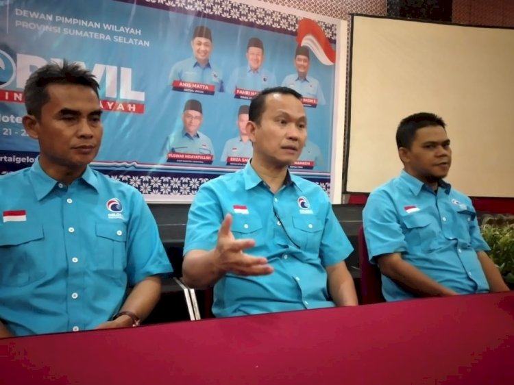 Ketua DPW Partai Gelora Sumsel Erza Saladin didampingi Sekretaris Amril Sudiono, Kabid SDM Saifurrahman, usai rapat koordinasi wilayah pemenangan pemilu 2024 di Hotel Daira Palembang, Minggu (22/1). (Dudi Oskandar/Rmolsumsel). 