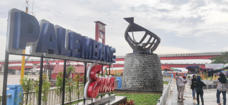 Terlihat beberapa pengunjung yang duduk di depan landmark Plaza 16 Ilir Palembang, Senin (23/1/2023). Pada libur cuti bersama Tahun Baru Imlek 2023, sejumlah wisatawan terlihat berkunjung ke salah satu destinasi wisata yang rampung beberapa waktu lalu. (Adam Rachman/RmolSumsel.id)
