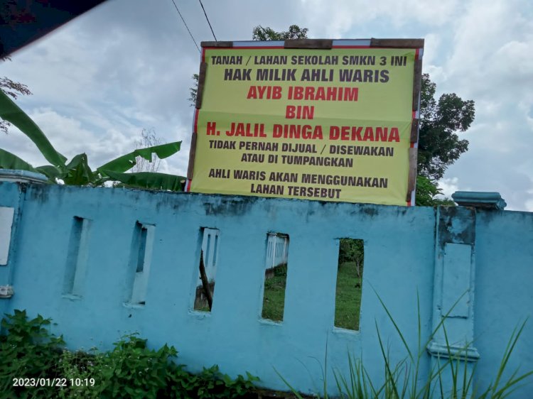 Plang terbaru yang dipasang pihak ahli waris di lahan SMK Negeri 3 Kayuagung. (Hari Wijaya/Rmolsumsel). 