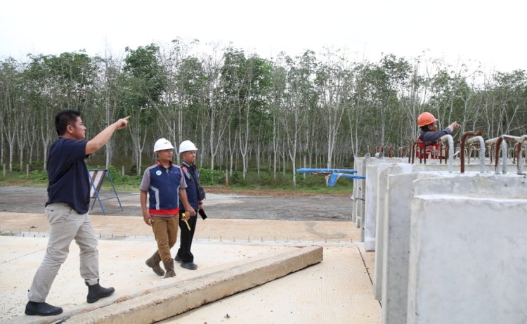 Gubernur Sumsel Herman Deru meninjau progres pembanguna ruas tol Kapal Betung/ist