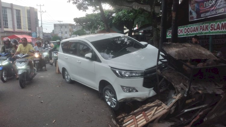 Mobil Toyota Innova Reborn yang dikemudikan EK (38) dalam kecelakaan maut di Jalan Residen H. Amaludin, Kecamatan Sako, Kota Palembang pada Minggu, (22/1). Kini EK (38) ditetapkan tersangka pada Senin, (23/1/2023). (Dok. Satlantas Polrestabes Palembang)