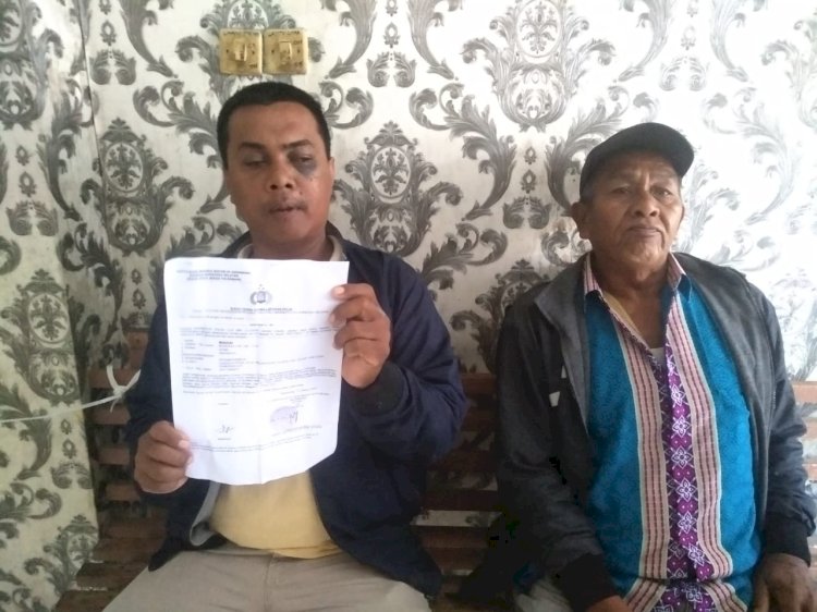 Marzuki (kiri) ketika menunjukan berkas laporan aduan di SPKT Polresta Palembang, Selasa (24/1/2023). Dari pengakuan dirinya, Marzuki menjadi korban pemukulan dua orang beberapa waktu lalu. (Handout/Rmolsumsel.id)