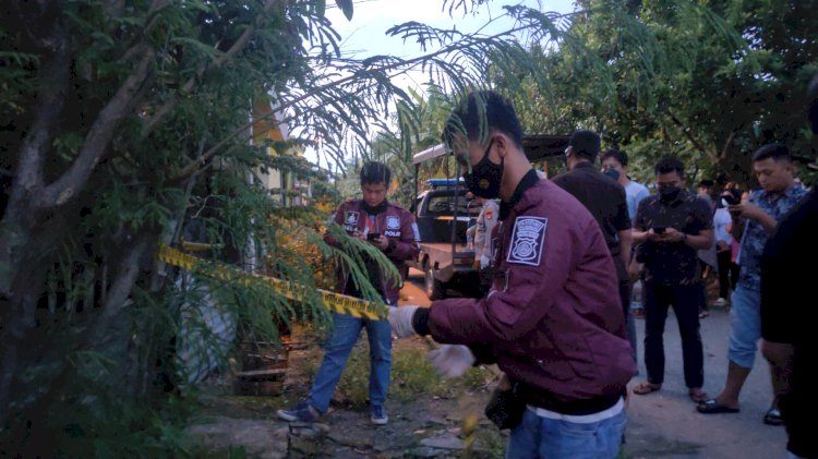 Anggota Polsek Sukarami Palembang memasang garis polisi di TKP penemuan mayat laki-laki di Perumnas Talang Kelapa Palembang, Selasa (24/1/2023). (Adam Rachman/Rmolsumsel.id). 
