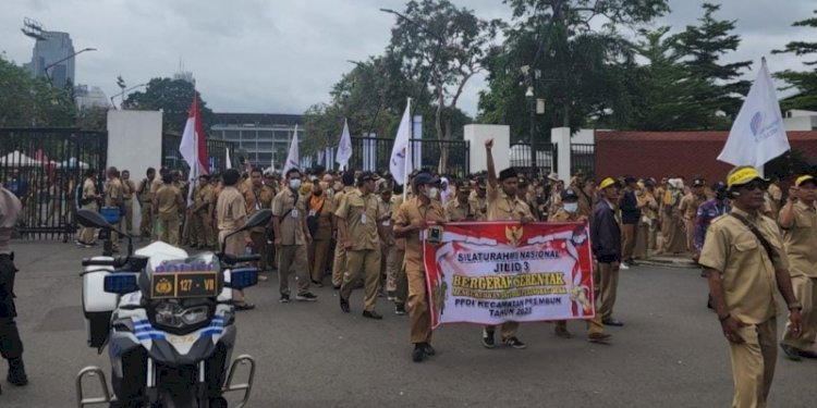 Massa Persatuan Perangkat Desa Indonesia (PPDI) menggelar unjuk rasa di depan Gedung DPR-MPR, Jakarta, Rabu (25/1)/Ist
