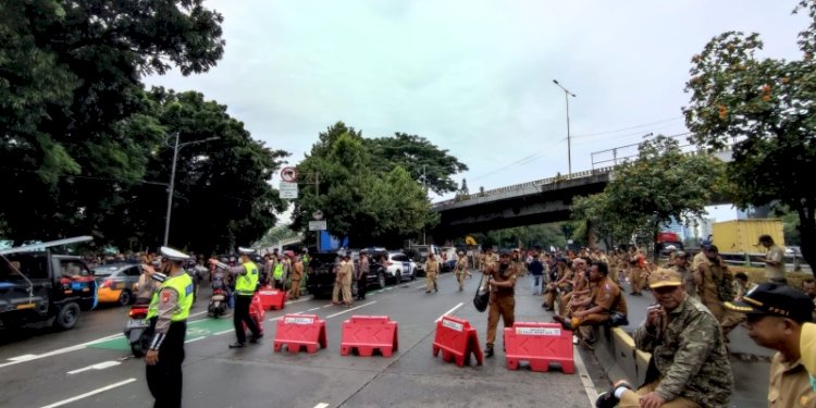 alan Raya Gatot Subroto yang mengarah ke Slipi lumpuh akibat adanya demo Persatuan Perangkat Desa Indonesia (PPDI) /ist