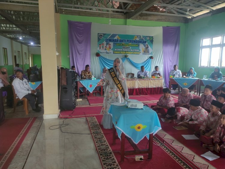 Ketua TP PKK OKU Timur Sheila Noberta saat menjadi narasumber di Seminar Pelatihan Anti Bullying yang dilaksanakan SD IT AT Taqwa Gumawang/ist.