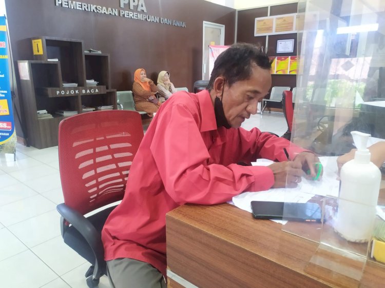 Kurniadi (49) saat membuat laporan di SPKT Polresta Palembang, Rabu (25/1/2023). (AdamRachman/Rmolsumsel.id). 